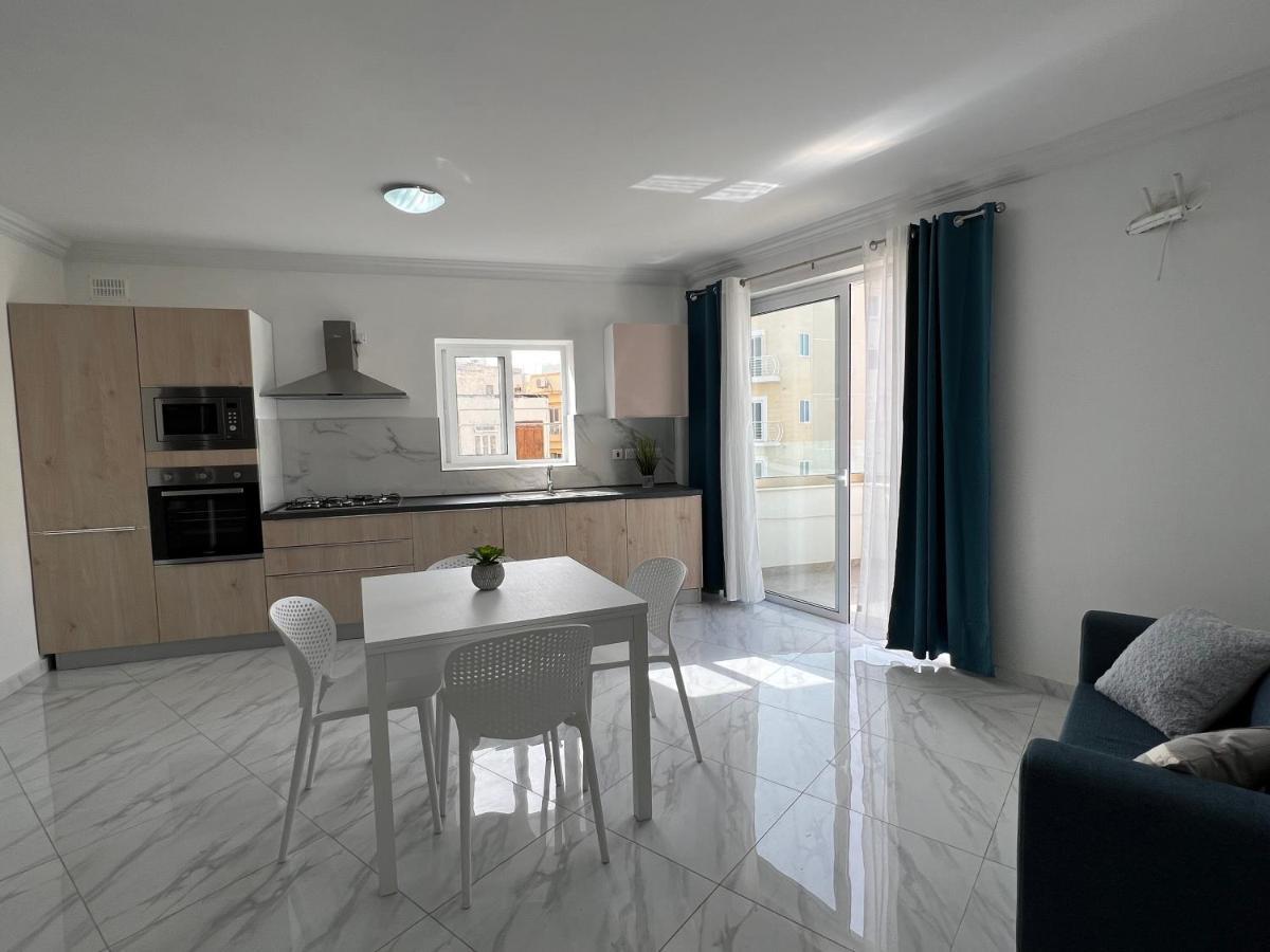 With Patio Overlooking Piazza Appartement *