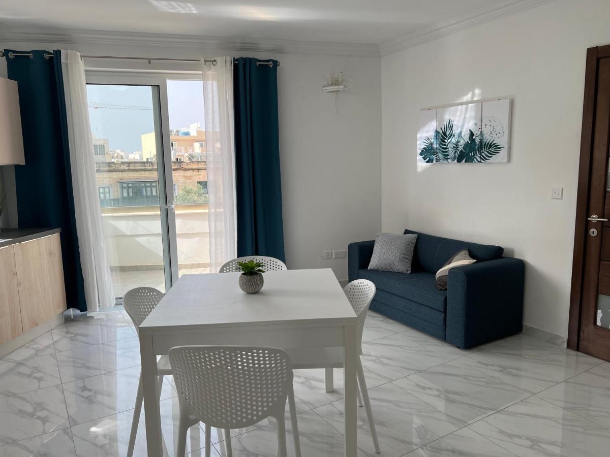 With Patio Overlooking Piazza * Gzira