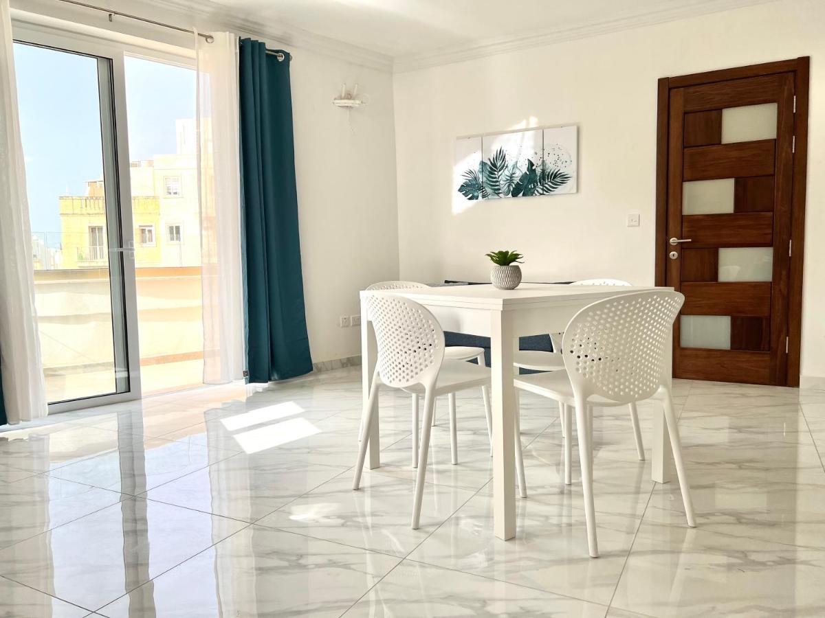 With Patio Overlooking Piazza * Gzira