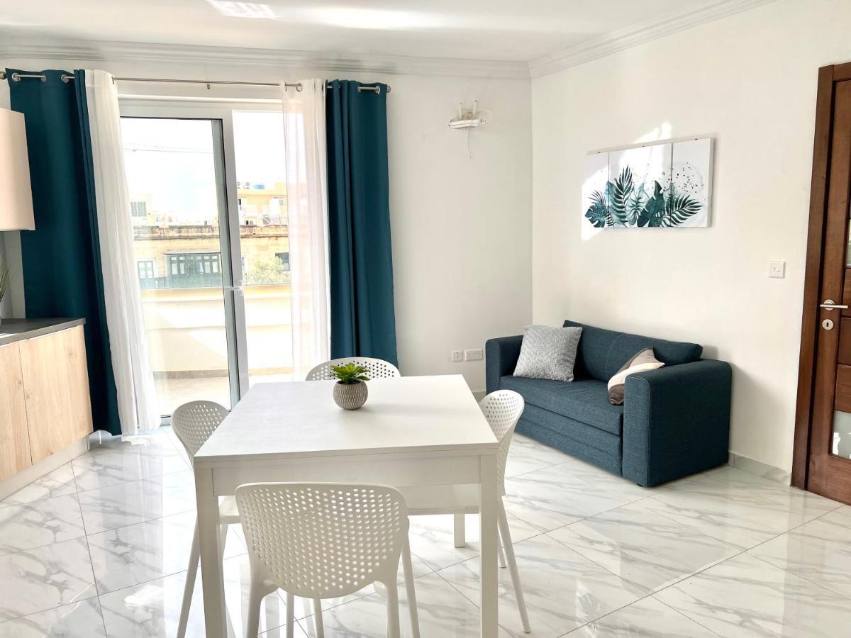 Apartment With Patio Overlooking Piazza *